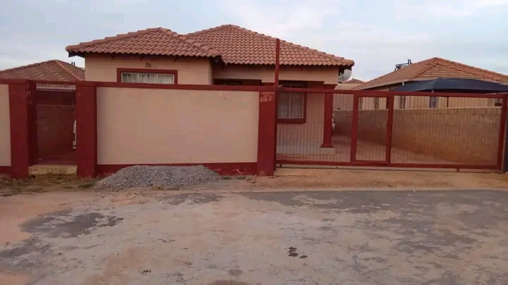 House for rental
available immediately 
3 b  in Pretoria