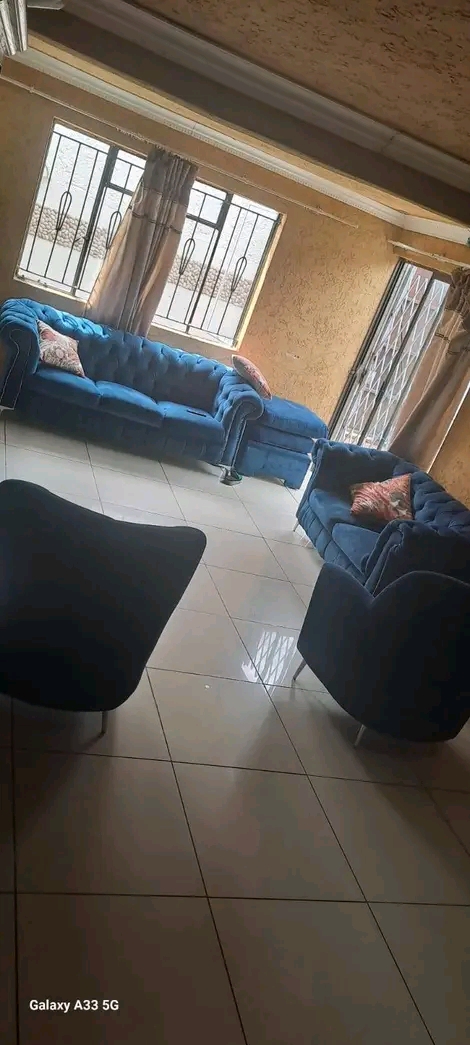 3 bedroom house -with 2 outside rooms -availa  in Allandale
