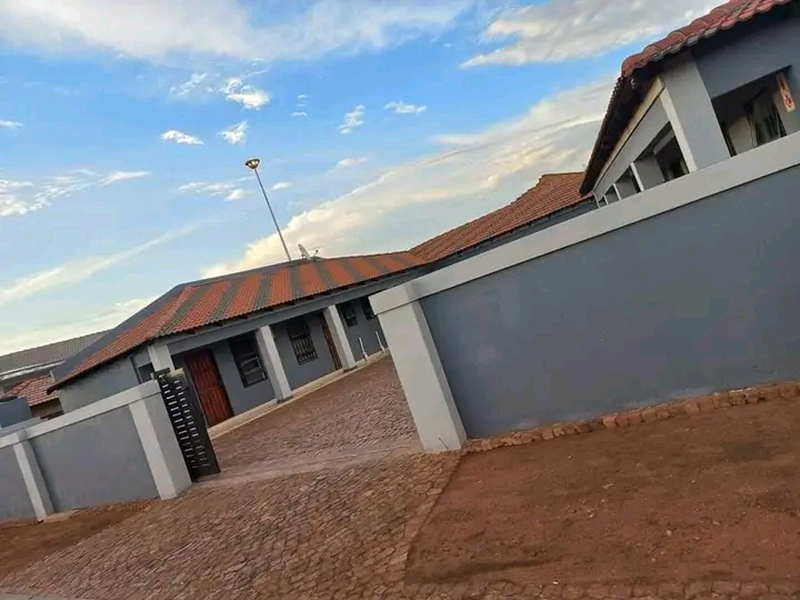 1 beautiful neat bachelor available 
 availa  in Vosloorus