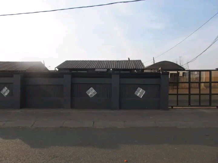 4 room available zone 7 
r3500 rental  in Sebokeng