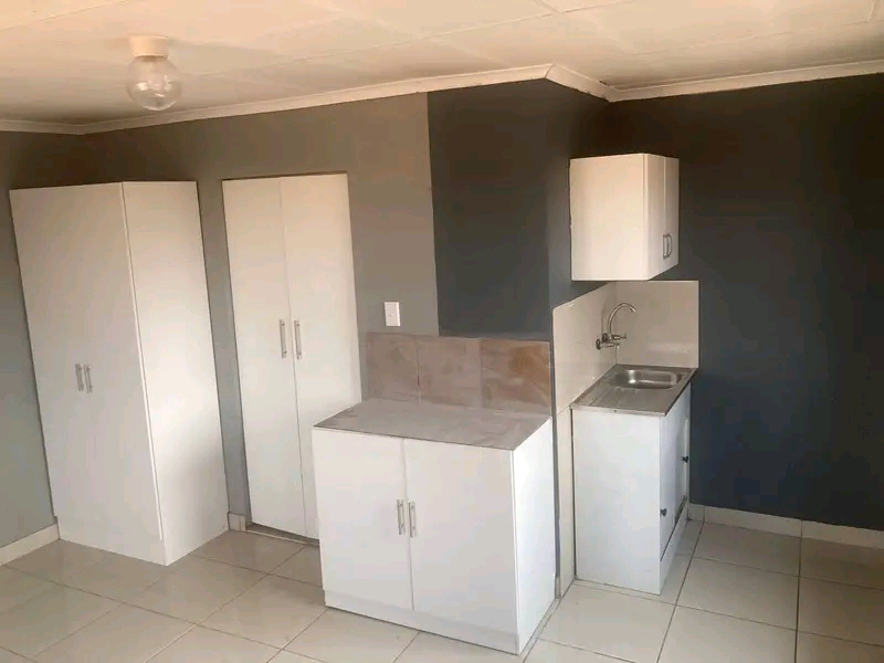 Bachelor ensuite ext 12 r2500 pm
deposit req  in Protea Glen