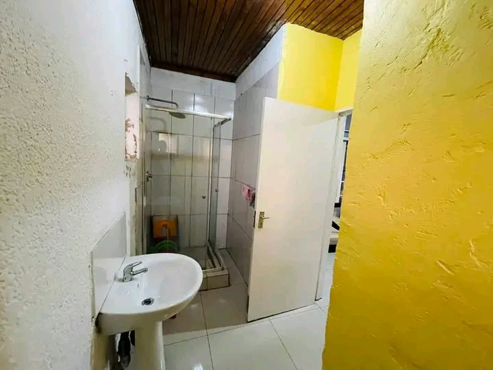 1 bedroom cottage with en-suite shower and to  in Old Birch Acres