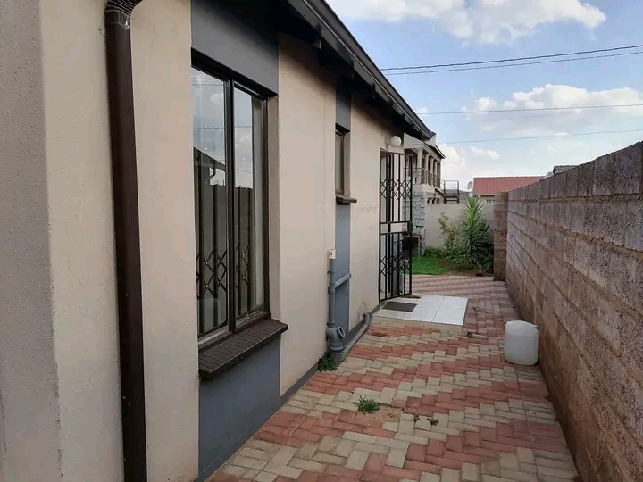 House for rental in ext 20
cousy home 
open  in Protea Glen