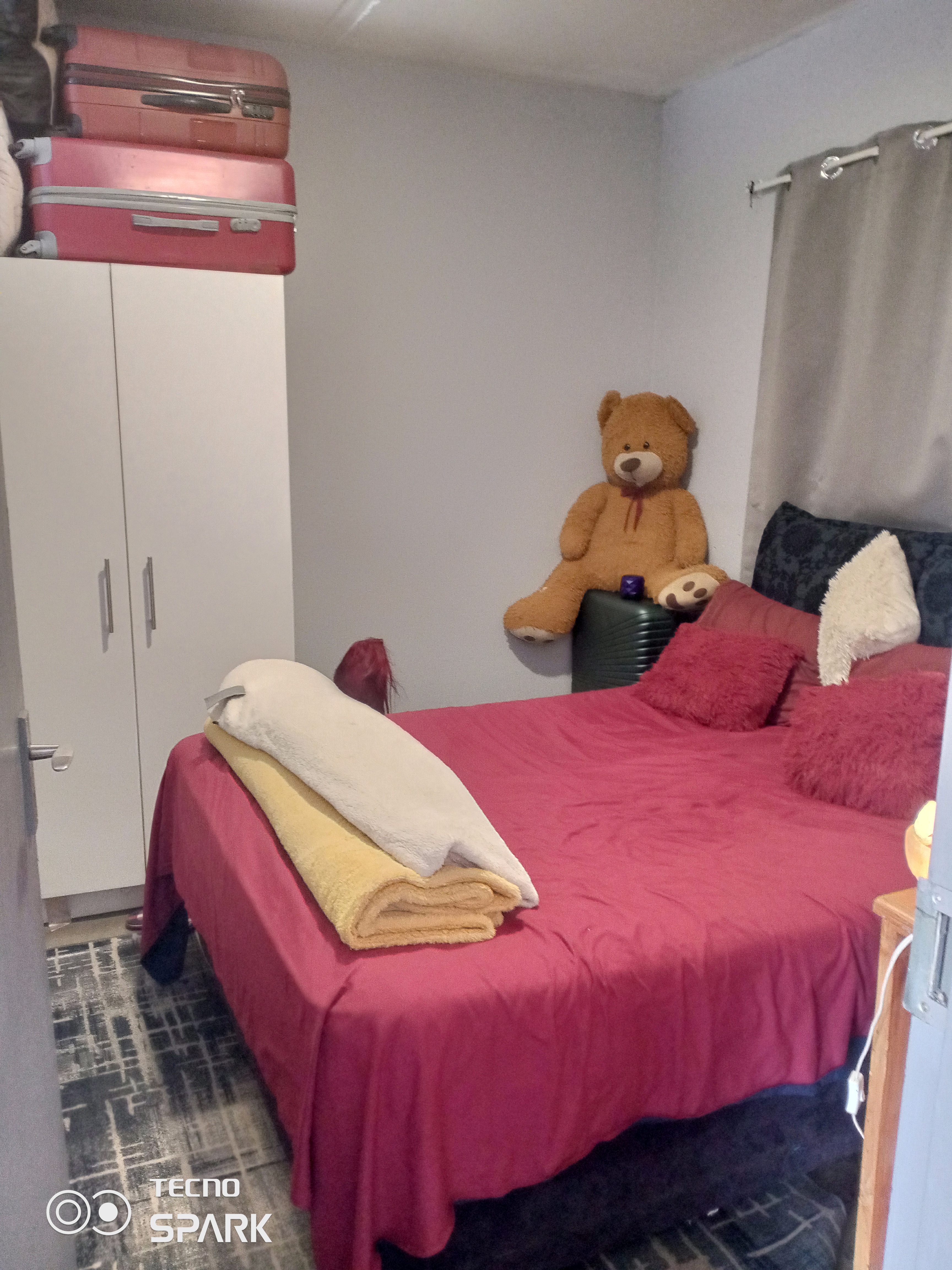 A bedroom in a 2 beds flat available i m jobu  in Johannesburg