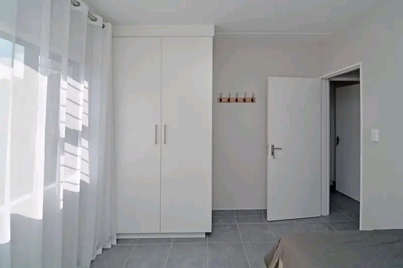 I am looking for a lady to share an apartment  in Midrand