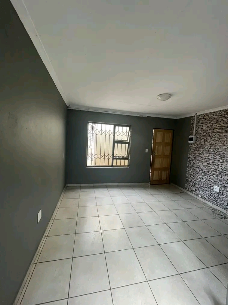Room available 
20401 sene street ext 20 sow  in Protea Glen