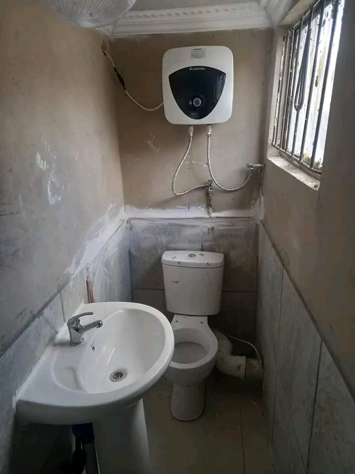 Big bachelor room to rent available at makhul  in Tembisa