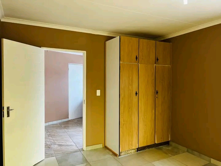 1 bedroom bachelor comes with a fitted kitche  in Birchleigh North