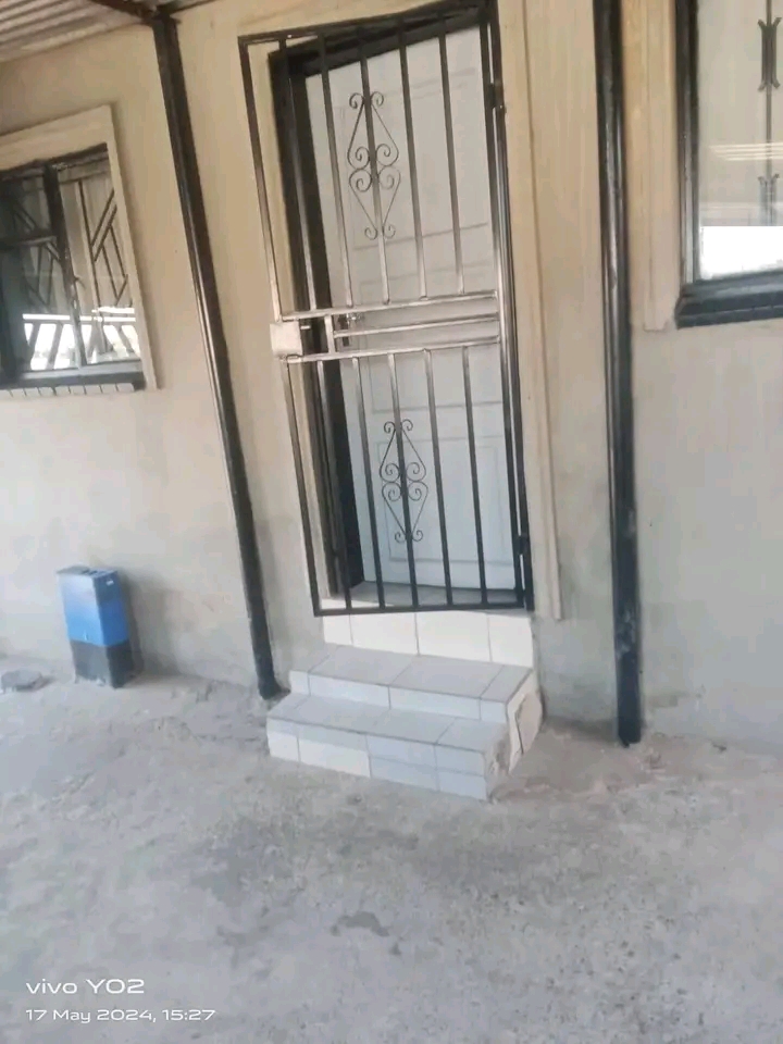 Garage room available in dk zone 2 rent 2200   in Diepkloof