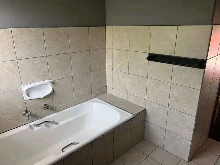 Spacious bachelor unit to rent with kitchenet  in Norkem Park
