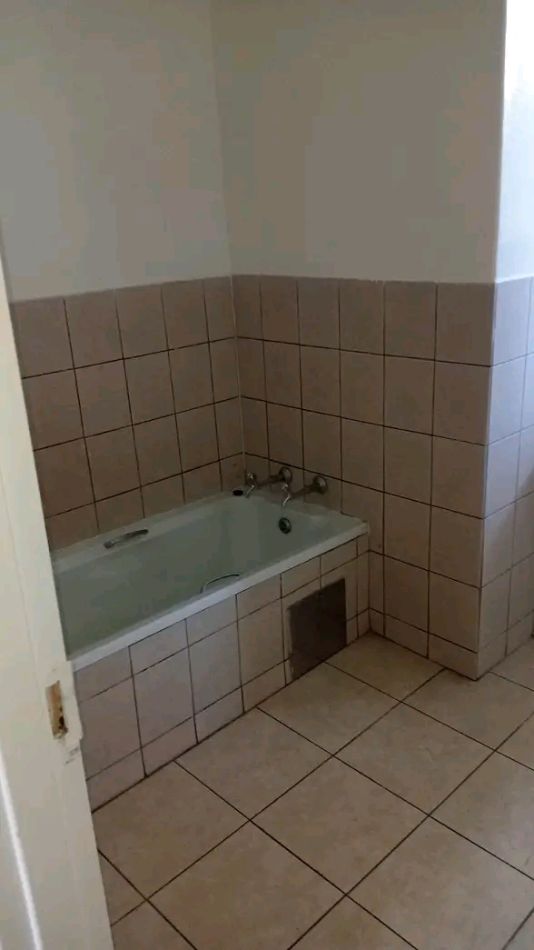 Flats and rooms available at  turf centre 82   in Turffontein