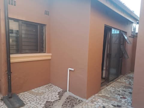 Ensuite available 
parking available 
kids   in Dobsonville
