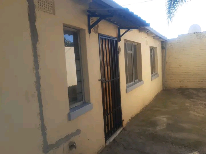 Cottage to rent, at no 76 bouquet street joha  in Rosettenville