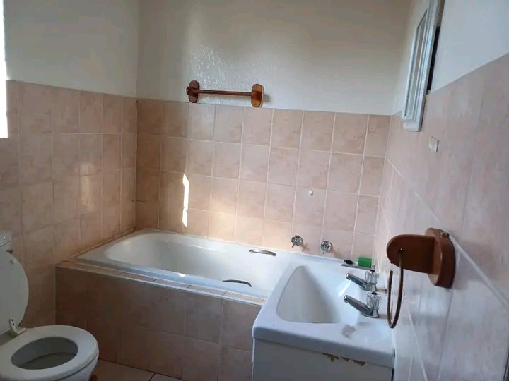 A big room available for  r3500  at halfway g  in Midrand