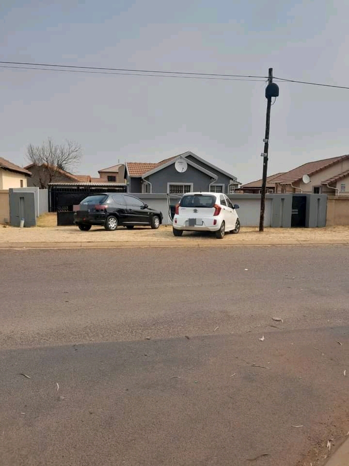 House to rent
available immediately
3 bedro  in Dawn Park