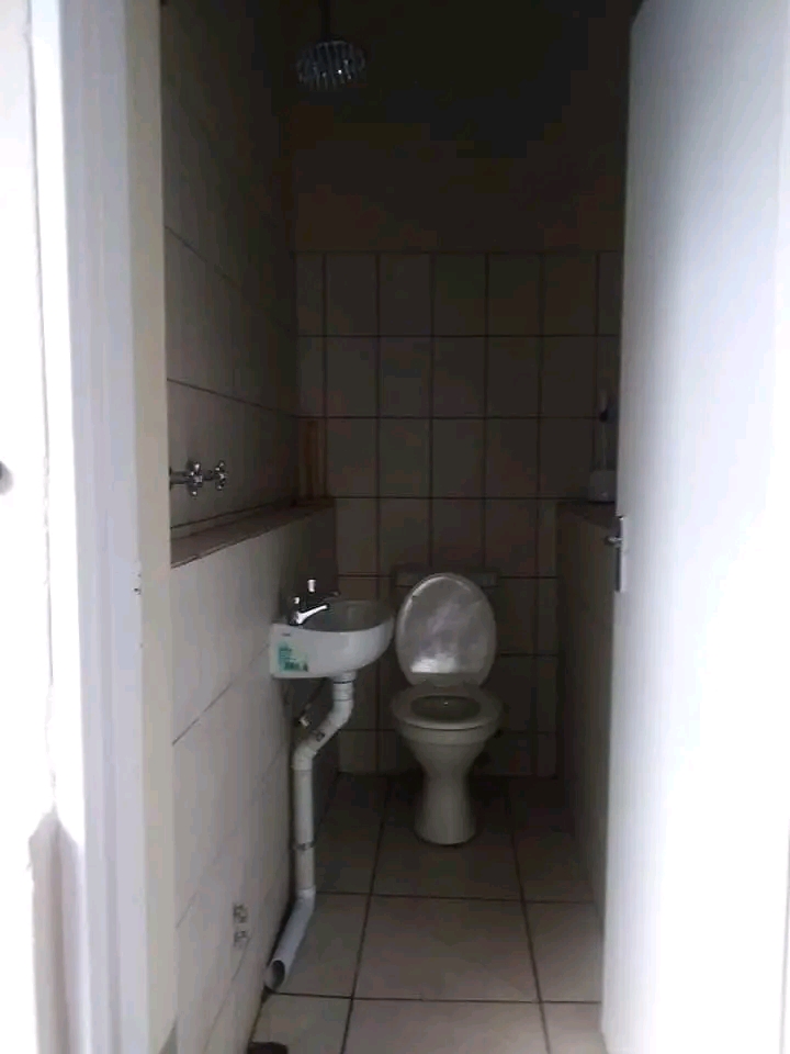 Big bachelor to let in onyx street jhb r4200  in Kensington