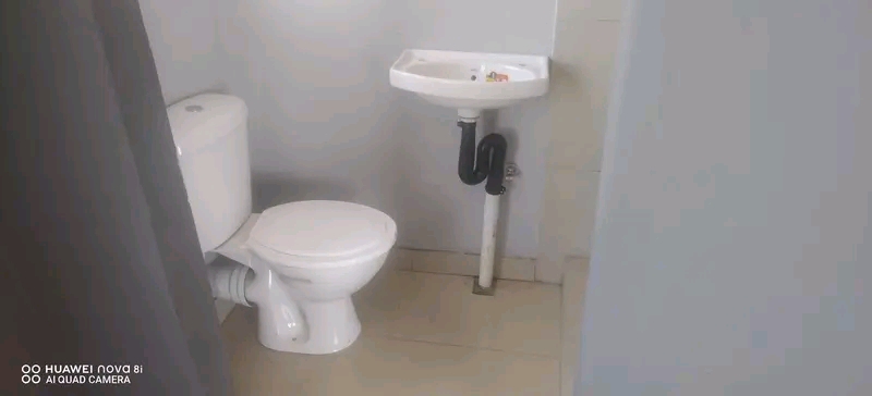 A large room with shower and toilet is availa  in Olievenhoutbosch