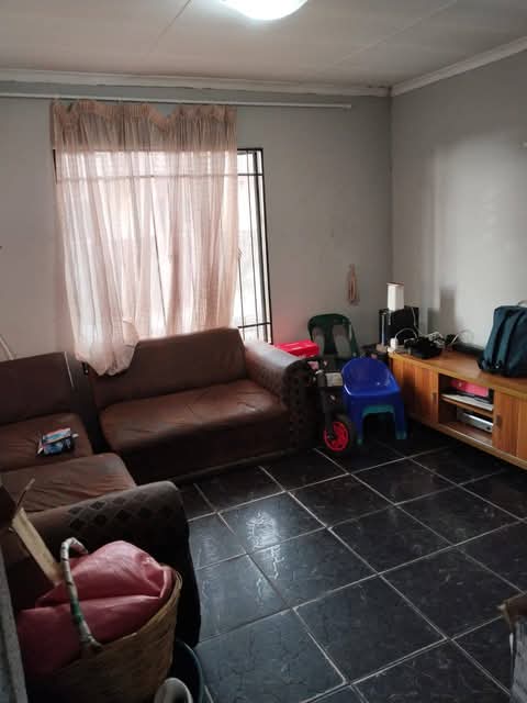 2 bedroom house for rental both bedrooms are   in Birch Acres