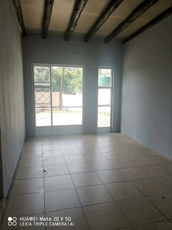 Outside room available 

rent is r2950 depo  in Cosmo City
