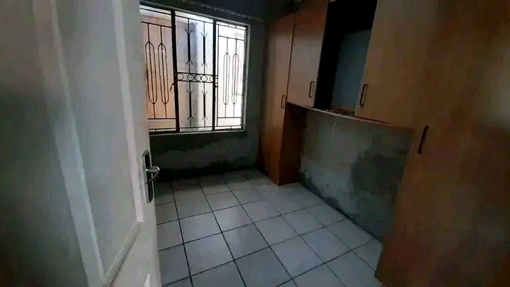 2 bedroom house -with 5 outside rooms -to ren  in Ebony Park