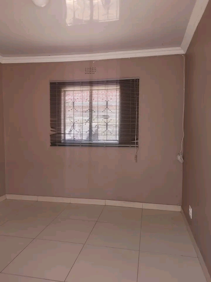 A beautiful spacious room with an outside sho  in Pimville