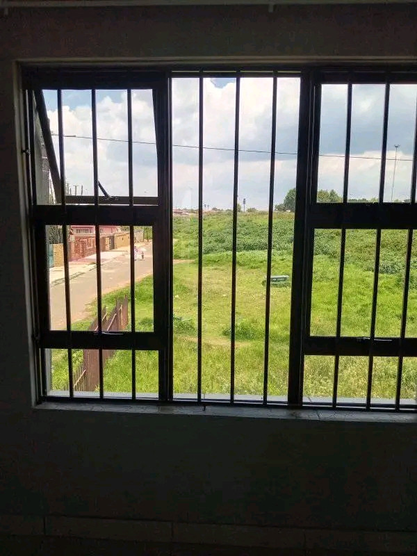 En suite available in zone 2 ..tht is going w  in Pimville