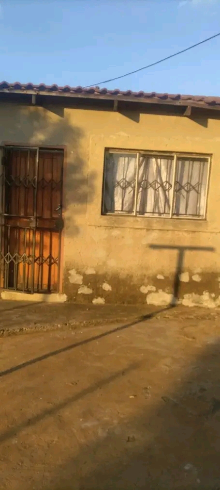 I m offering a room for rent in ext3, close t  in Moleleki