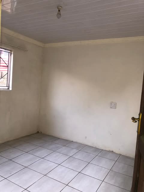Room to rent ext 1 outline r1000 per month 
  in Zola