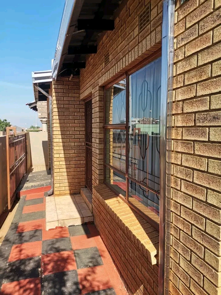 🎉beautiful 3 bedrooms house to rent ext28�  in Vosloorus
