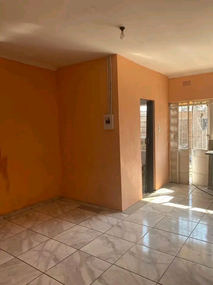 2 beautiful and clean bachelor units have bec  in Kenilworth