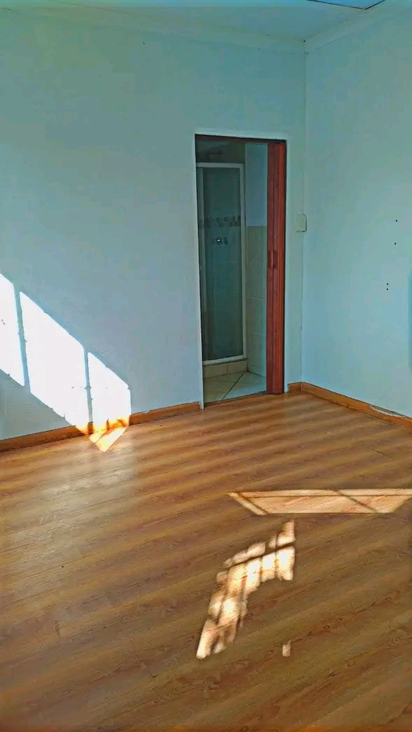 Room for bachelor available for immediate occ  in Kempton Park