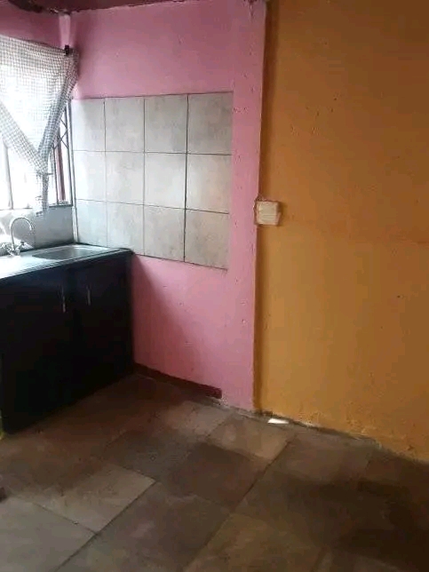 Ensuite double room ext2 upper side of sasol   in Braamfischer
