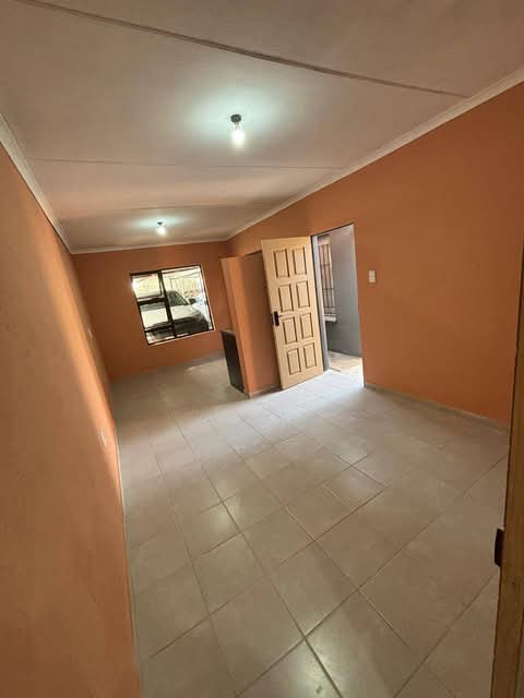 2 roomed bachelor accommodation toilet n show  in Leondale