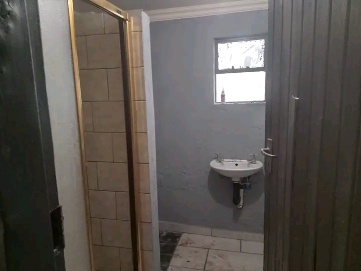 Nice bachelor for 3500 water and electricity   in Kensington