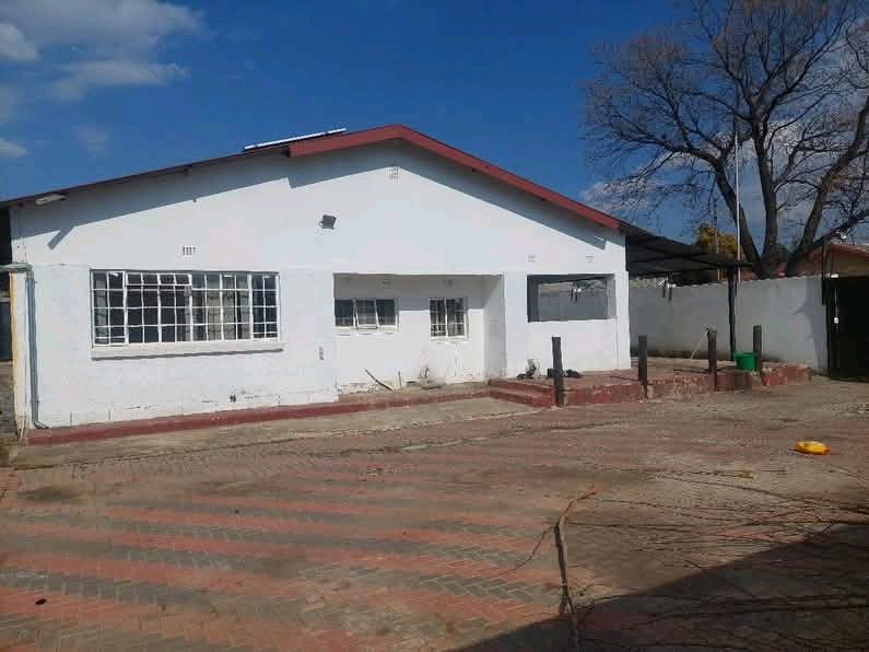 Rooms available in a house 
rent r3500
depo  in Edenvale