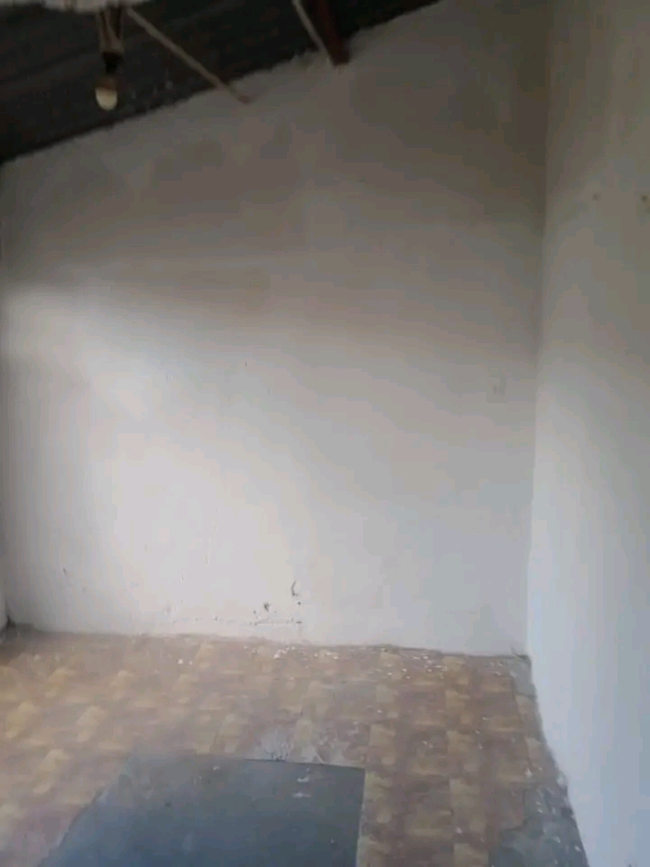 2 room to rent available
-tiled and has no c  in Difateng
