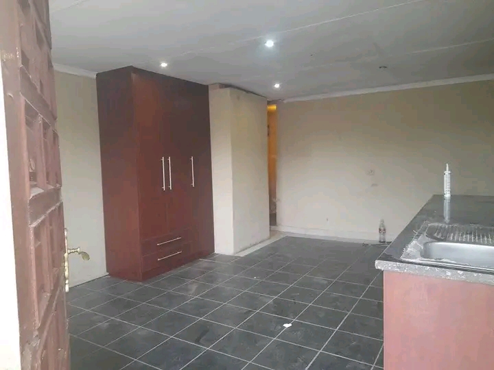 Spacious bachelor to let in stanhope road  ge  in Wychwood