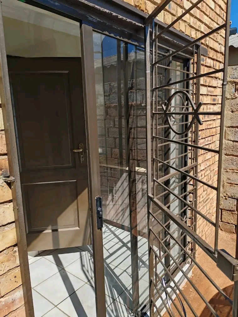 2 outside rooms available to rental for garag  in Chiawelo