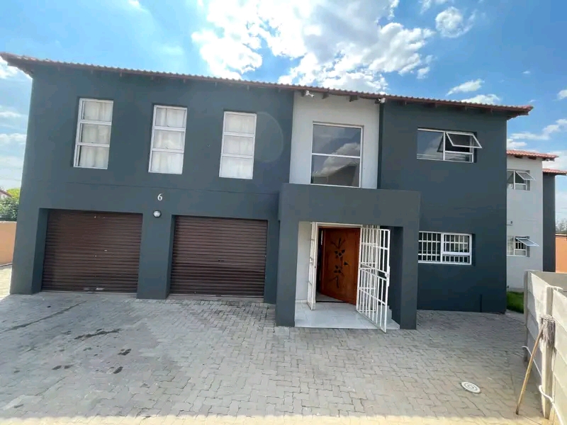 A 4 bedrooms house consists of lounge,kitchen  in Kempton Park