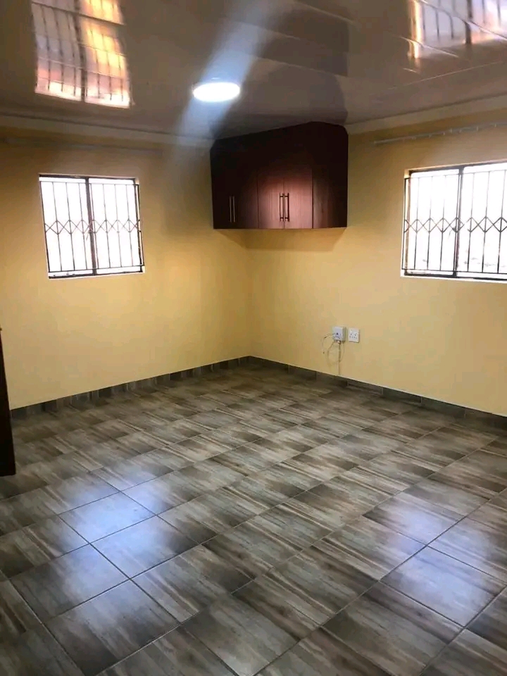 A beautiful bachelor
 comes with fitted kitc  in Tembisa