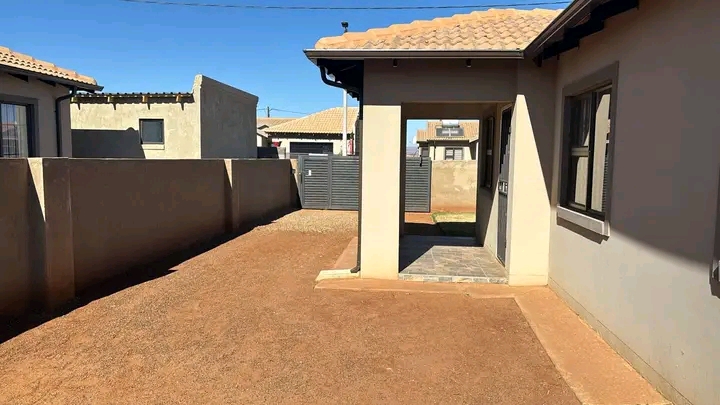 Neat & clean 3 bedroom house available 
area  in Vosloorus