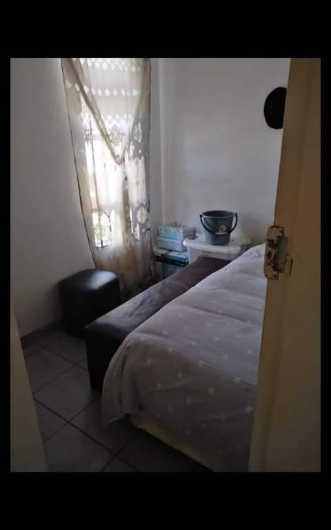 House available in phase 4 rent 4300..deposit  in Braamfischer