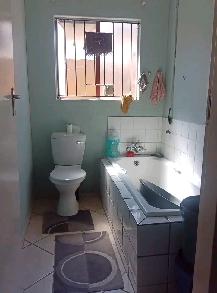 3 bedroom house 💯
*rent : 6300
*deposit   in Birch Acres