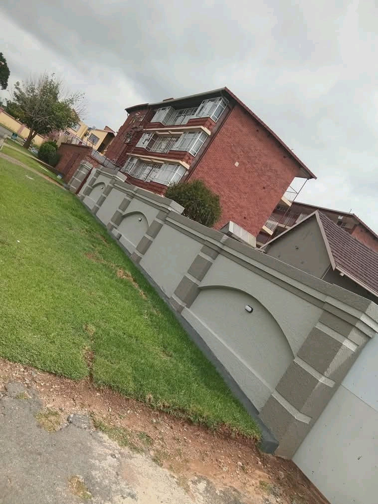 1 inside room with own bathroom 1 parking ava  in Germiston