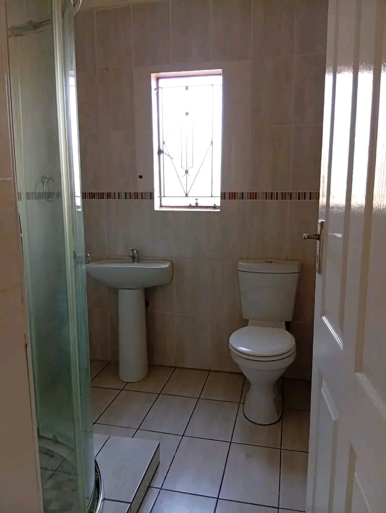 3 bedrooms house with a fitted kitchenette, f  in Tembisa