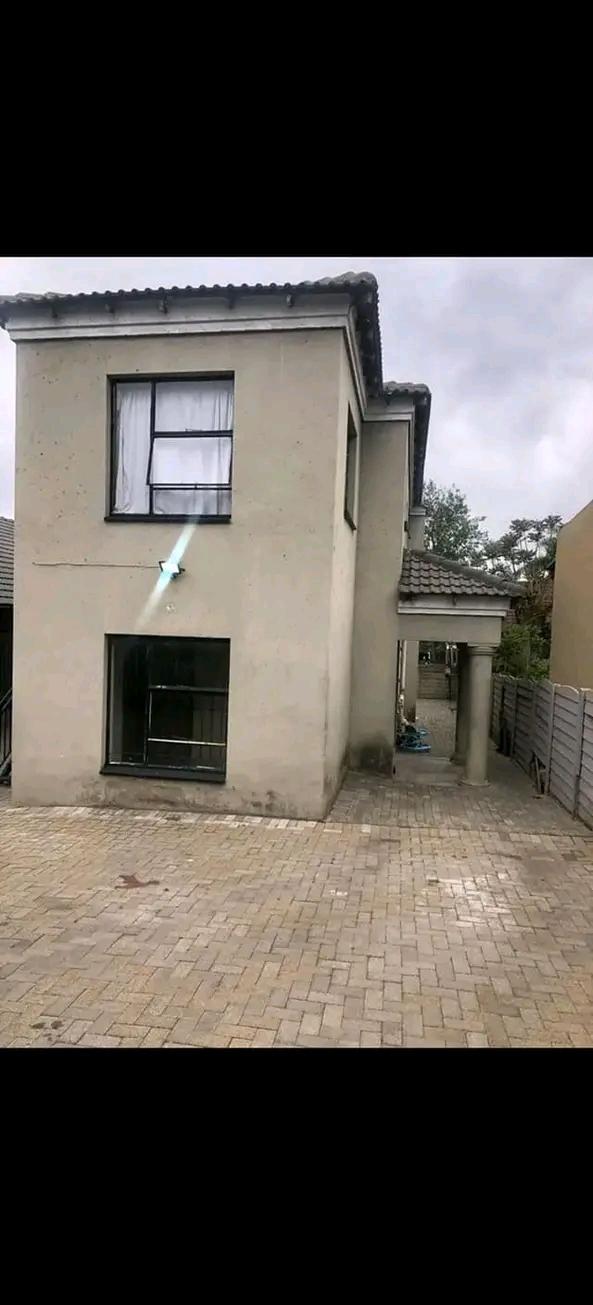 1 spacious bedroom cottage with a fitted wald  in Norkem Park
