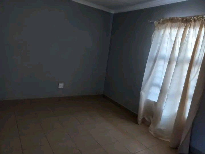 2 beds house for rental with two outside room  in Protea Glen