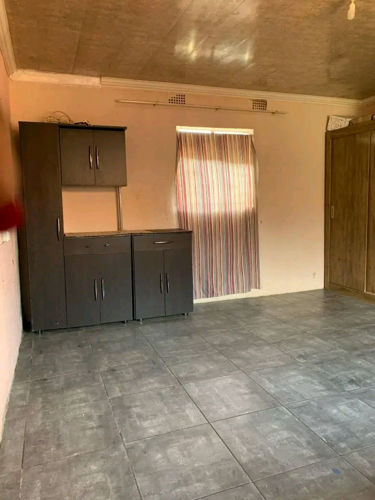 Open room with shower to share r1700 rent, (   in Orlando East