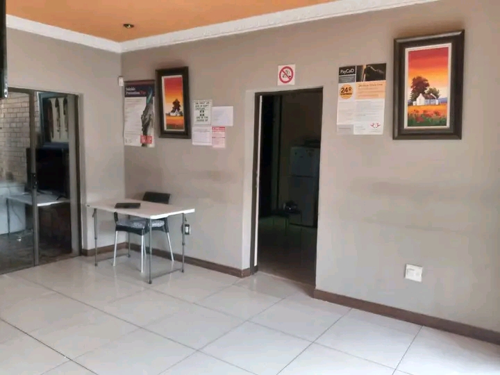 Spacious fitted bedroom with en-suiite 
shar  in Orlando East