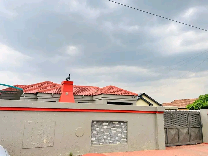 2 bedroom house with 1 empty outside room  ho  in Protea Glen